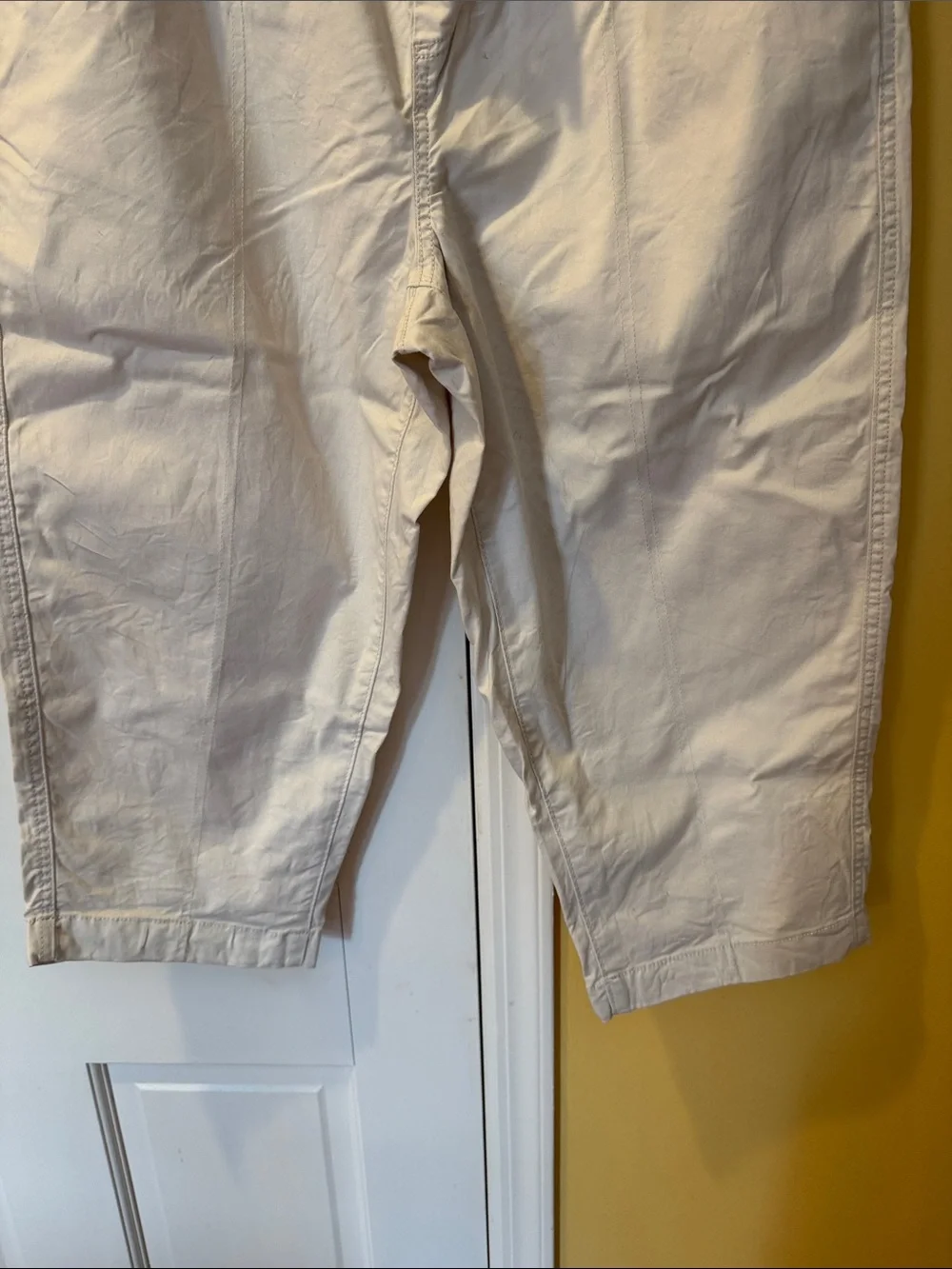 Women’s Croft and Barrow beige crop Pants petite medium